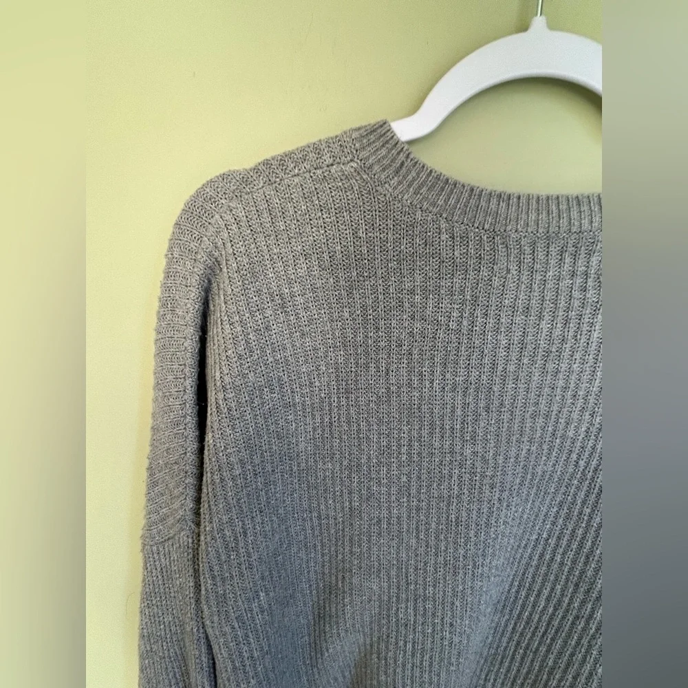 Hollister XS grey cropped knit sweater. Slouchy cut, dropped shoulder. Very nice